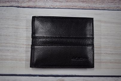 Ανδρικό δερμάτινο πορτοφόλι σε μαύρο χρώμα